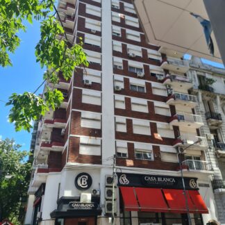 3 AMB FRENTE BALCON, AV. RIVADAVIA y RIOBAMBA, COC COMEDOR, 2 BAÑOS. (BARRIO: CONGRESO)