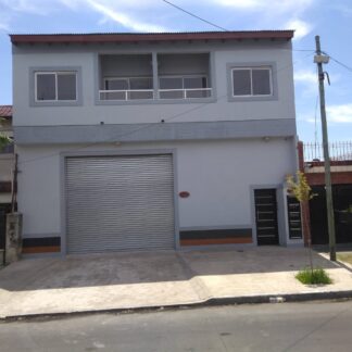 GALPON 200 MTS, ENTRADA PARA CAMION, PISO HORMIGON, ALTURA 5 MTSM 2 BAÑOS Y PATIO (LOMAS DE ZAMORA)