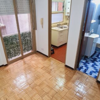 1 AMB DIVIDIDO, COCINA SEPARADA A GAS  Y BAÑO COMPLETO (BARRIO: ONCE)